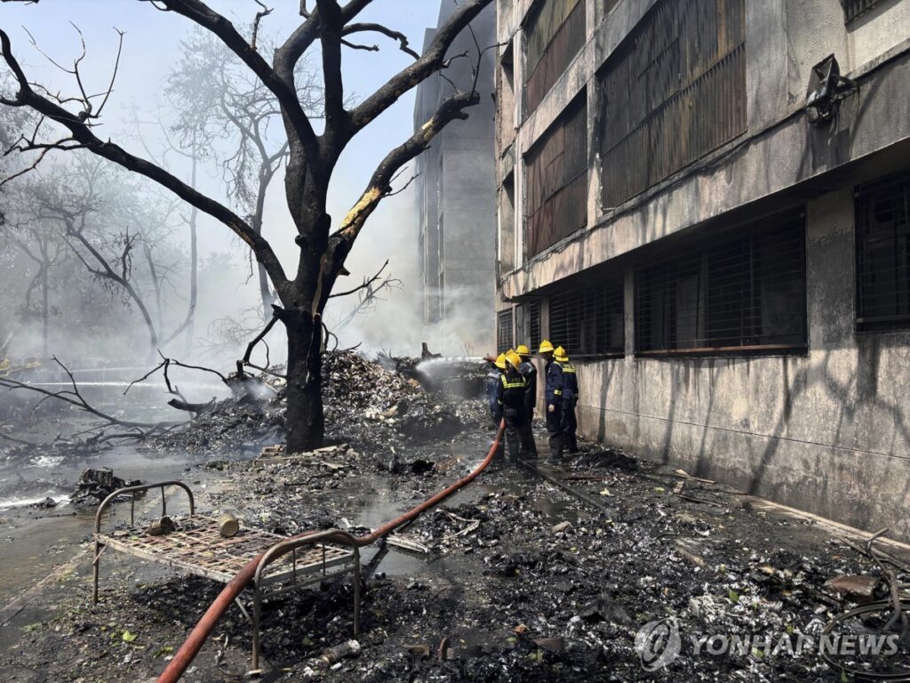 インド旅客機、市街地に墜落、242人搭乗
