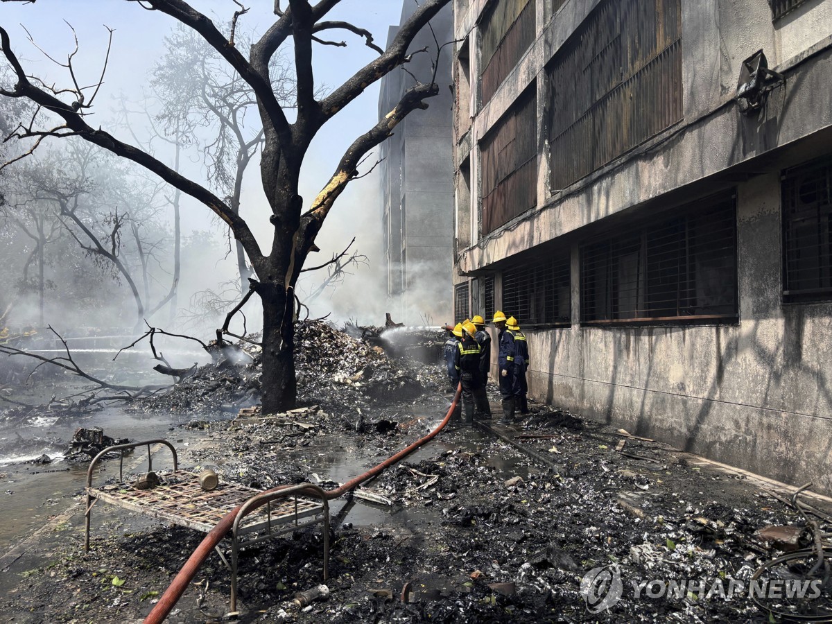 インド旅客機、市街地に墜落、242人搭乗