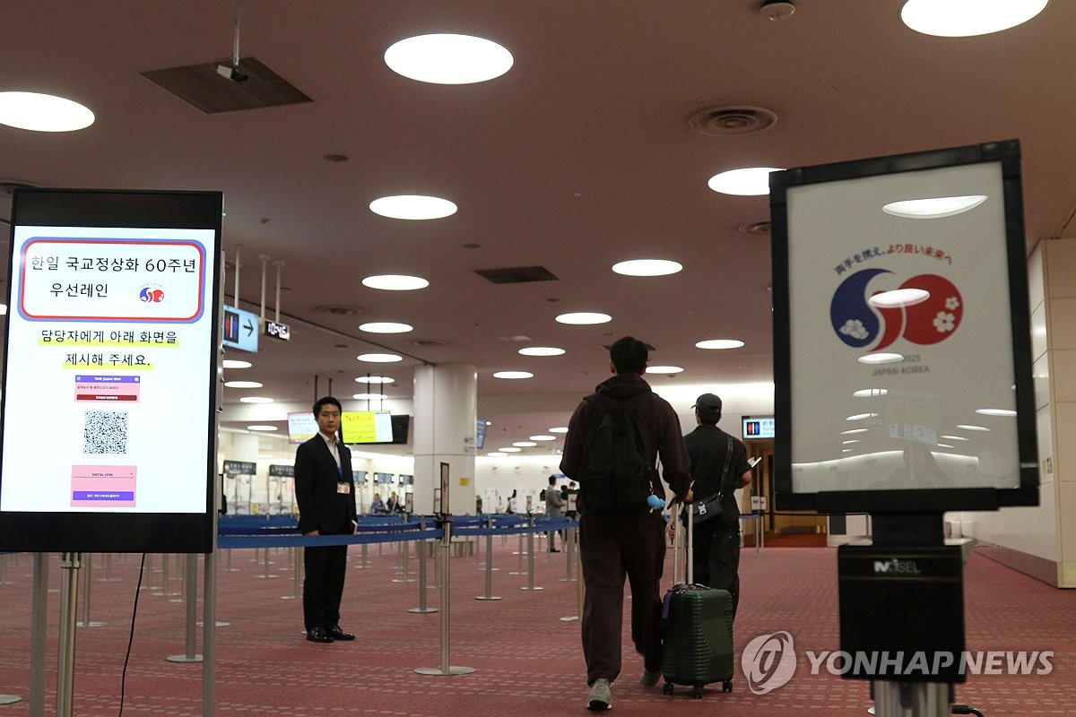 韓日の空港に専用レーン開設　羽田利用の韓国人客「すぐに入国できた」…外国人向け16レーンのうち6レーンが韓国人専用に