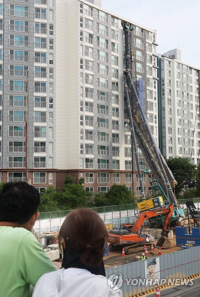 掘削機が倒れマンション直撃