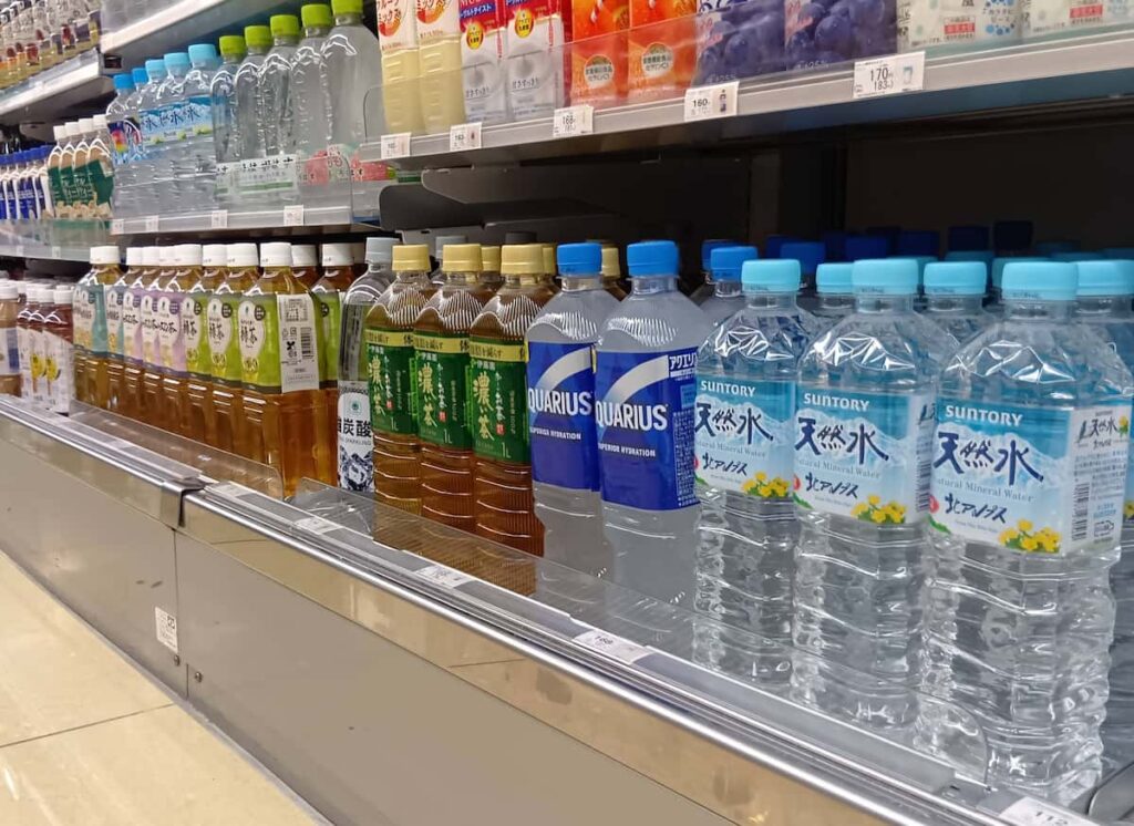 【伊藤園やサントリー、1リットル入りペットボトルが売れる理由】「容器変えただけ」