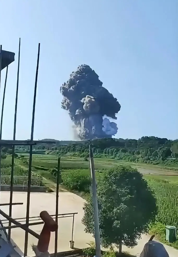 【Money1】 湖南省「花火工場」大爆発！「50km離れた場所でも地震みたいだった」倉庫に薬餅(火薬の塊)が1～2万個あった