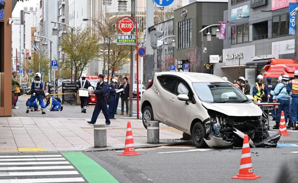 「アクセルとブレーキを踏み間違えた」歩道乗り上げ7人負傷、車運転の74歳女を書類送検