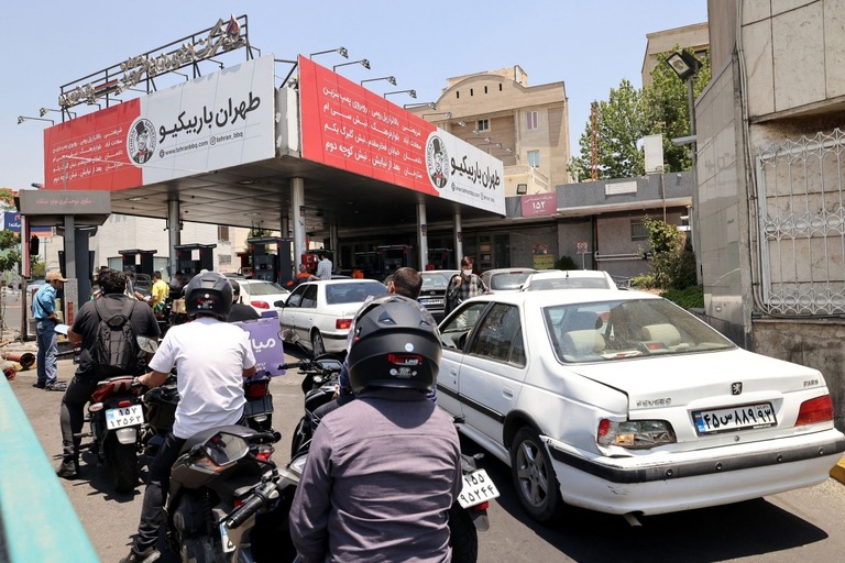 【イラン国民を襲う紛争拡大の恐怖】多くの人々は首都テヘランを含む大都市から安全な地域を求めて避難している
