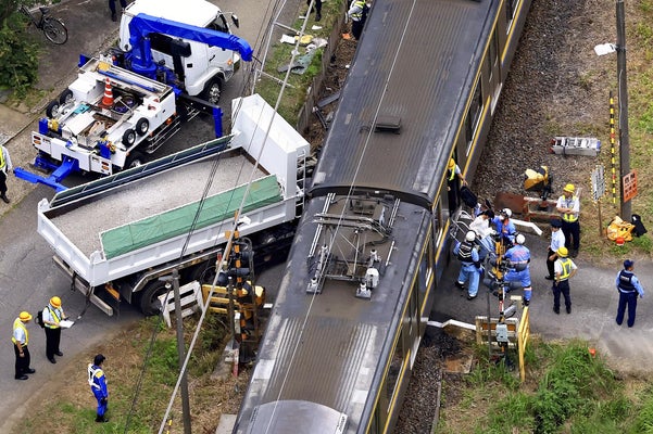 【事故】ＪＲ総武線踏切で列車とトラック衝突、トラック運転の４０歳代男性をドクターヘリで搬送