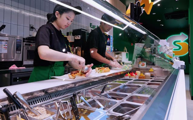 【人手不足】外食 ｢人手確保しにくく」7割弱、サブウェイは全員スキマバイトから
