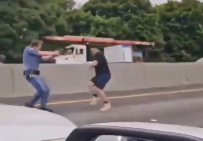 【朗報／動画】米国に移住したばかりだという中国人の男。警察の警告に従わず襲いかかろうとしたため撃たれる