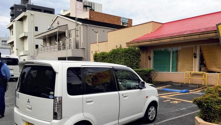 【横須賀】ファミレス店員とトラブルの女、車で店に突っ込む…警察が駆け付けた直後に発進し３人負傷