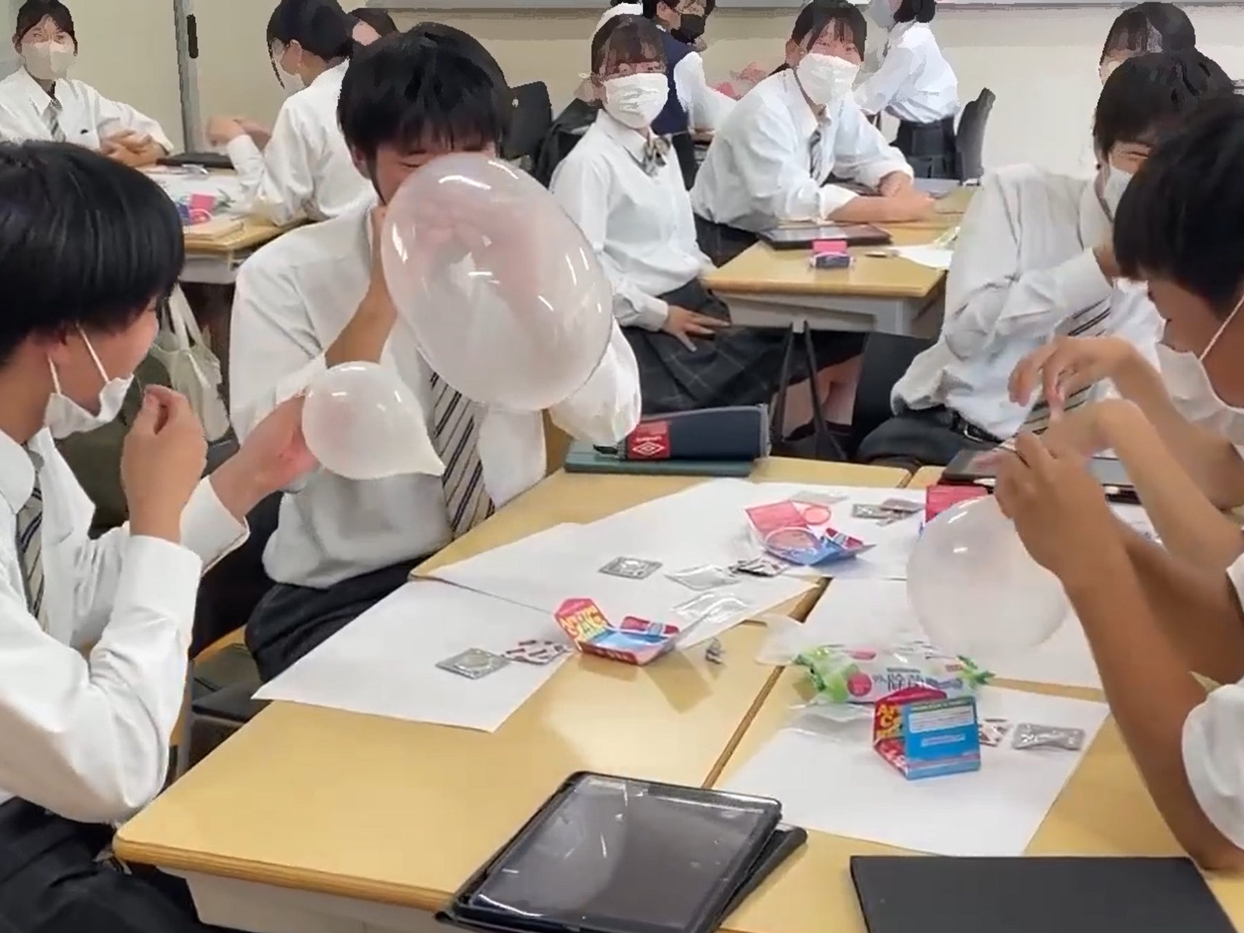 【画像】令和の学校、コンドームが配られる
