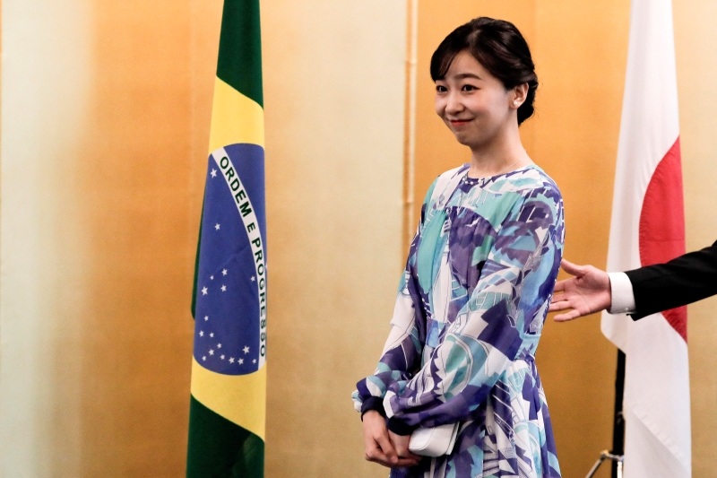 【皇室】《乗客に寝顔を撮られて》佳子さま「ブラジル訪問でまさかのエコノミー移動」ファッションとともに注目の日々