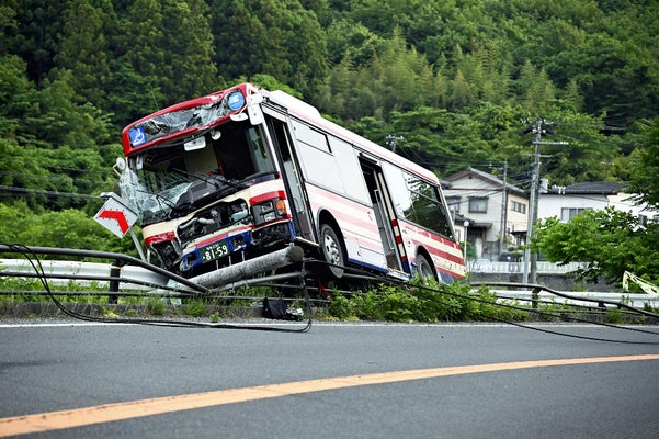 【福島】路線バスがガードレールに衝突、70代乗客と60代運転手が搬送