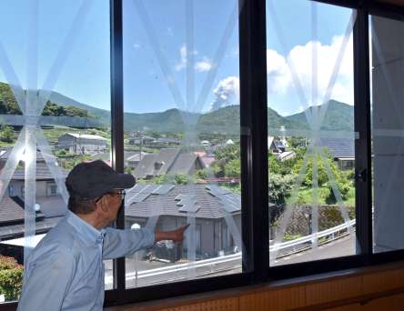 【鹿児島】水で流そうにも片栗粉のように固まる――新燃岳噴火1週間、太陽光パネルに野菜に積もる火山灰…住民は冷静に警戒を続ける