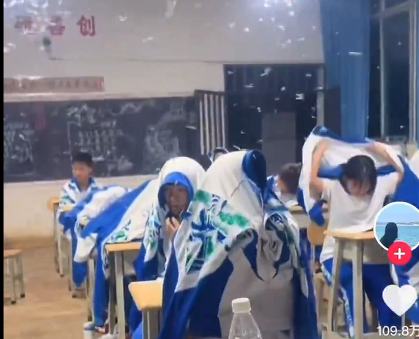 中国の学校の教室で虫が大量発生してる件