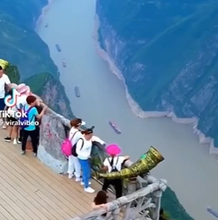中国の観光地はすぐ崩落して危険とのfake動画を日本人が拡散し､欧米人から総ツッコミ