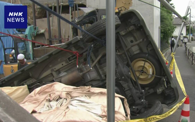 高齢者が運転の車がスーパーの駐車場から落下　隣接する建設現場にいた作業員まきこまれる