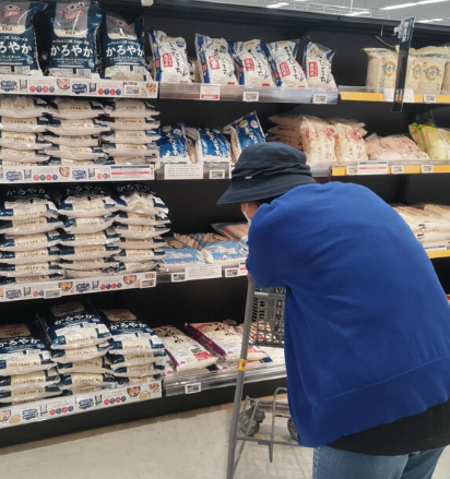 ガキ「おれんち5kg4000円のあきたこまちだぜ！おまえんちなん5kg2000円の古古古米だろ？」