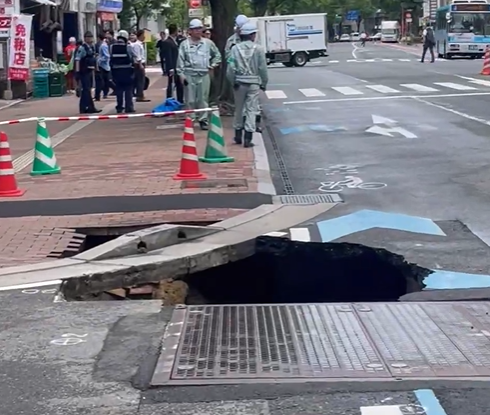 【速報】福岡で道路陥没　ヤバそう