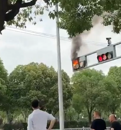【中国】信号機が爆発