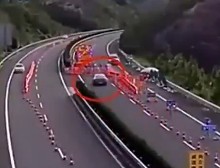 中国人さん。高速道路で自動運転をオンにして寝た結果