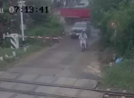 ベトナムの踏切で無茶横断　列車に単車が衝突し乗っていた二人が即死