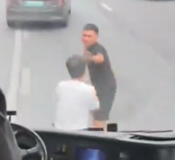 中国名物、運転手同士の路上格闘かこちら