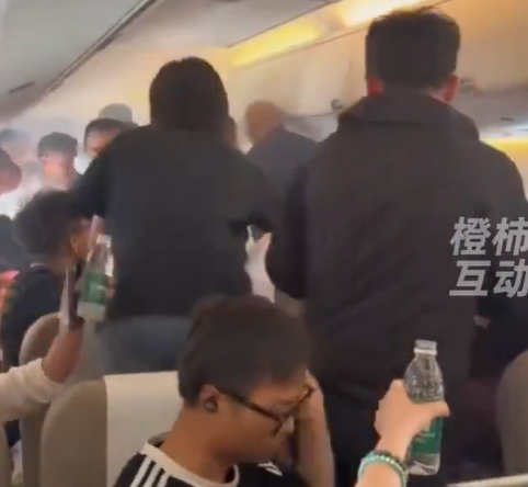 中国航空機内にてモバイルバッテリーが発煙。パニックで水をかけまくる