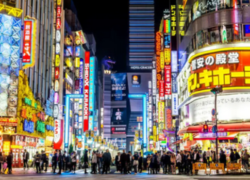 【迷惑行為】新宿の深夜のコンビニ、外国人が大きな袋に商品を片っ端から入れて、カップ麺1個だけ会計して出ていく・・・治安崩壊へ