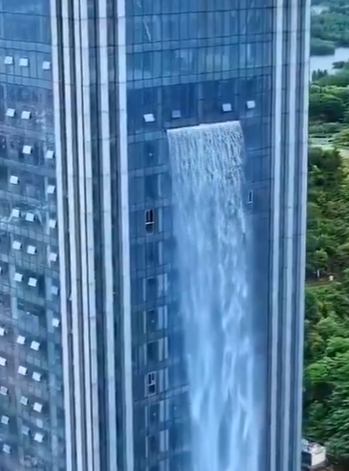 中国タワマンの人工滝