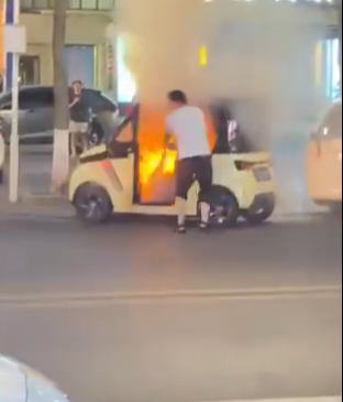 中国の電気自動車が火を噴く🔥　消火器はまるで役に立たず