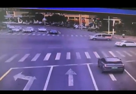 BYD車が制御不能になり駐車していた車両に猛スピードで衝突💥🚗💨