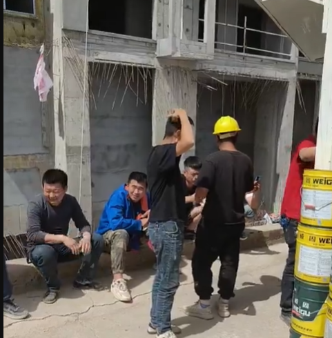 中国の広東世紀建設集団、賃金未払いを8ヶ月続けたため労働者ぶちギレ。正門を封鎖