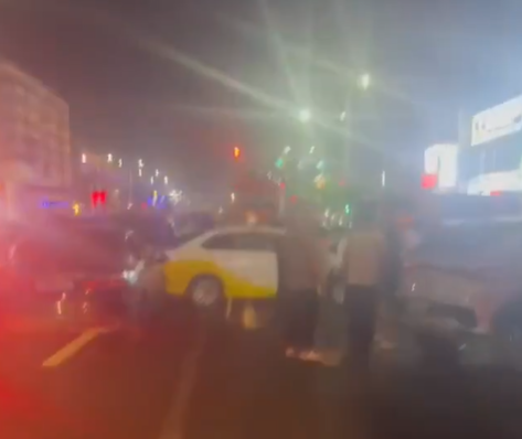 中国のバス、横断歩道の歩行者を豪快にはねる😲死者負傷者多数