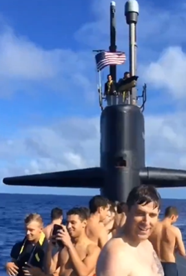 【米国】原子力潜水艦乗員たちが、洋上で海水浴w