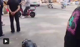【速報】北京の小学校前で車が多数の小学生をはねる。映像には児童が血まみれで倒れている様子が