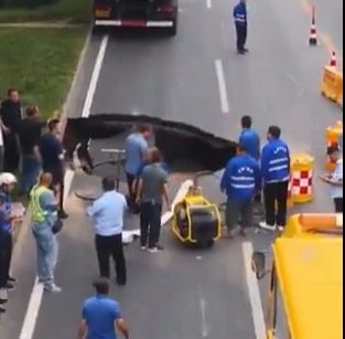 中国の帝都北京の道路、次から次へと穴が空く