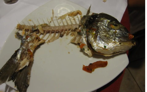 2cmの魚の骨が喉に刺さった女性　悪化し皮膚を貫通