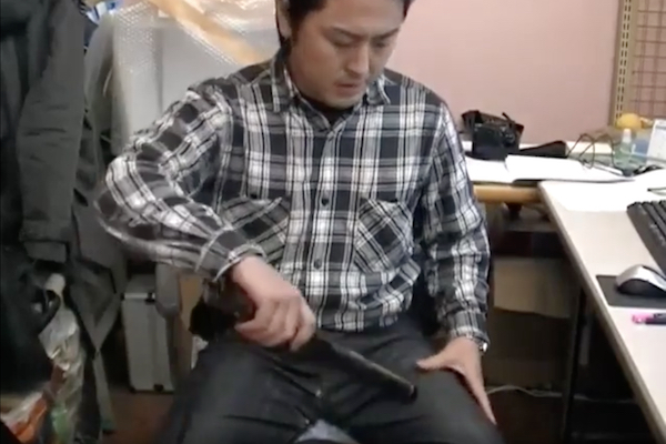 スタンガンを自分に試した日本人の動画、「ただのアホ」と海外で話題に