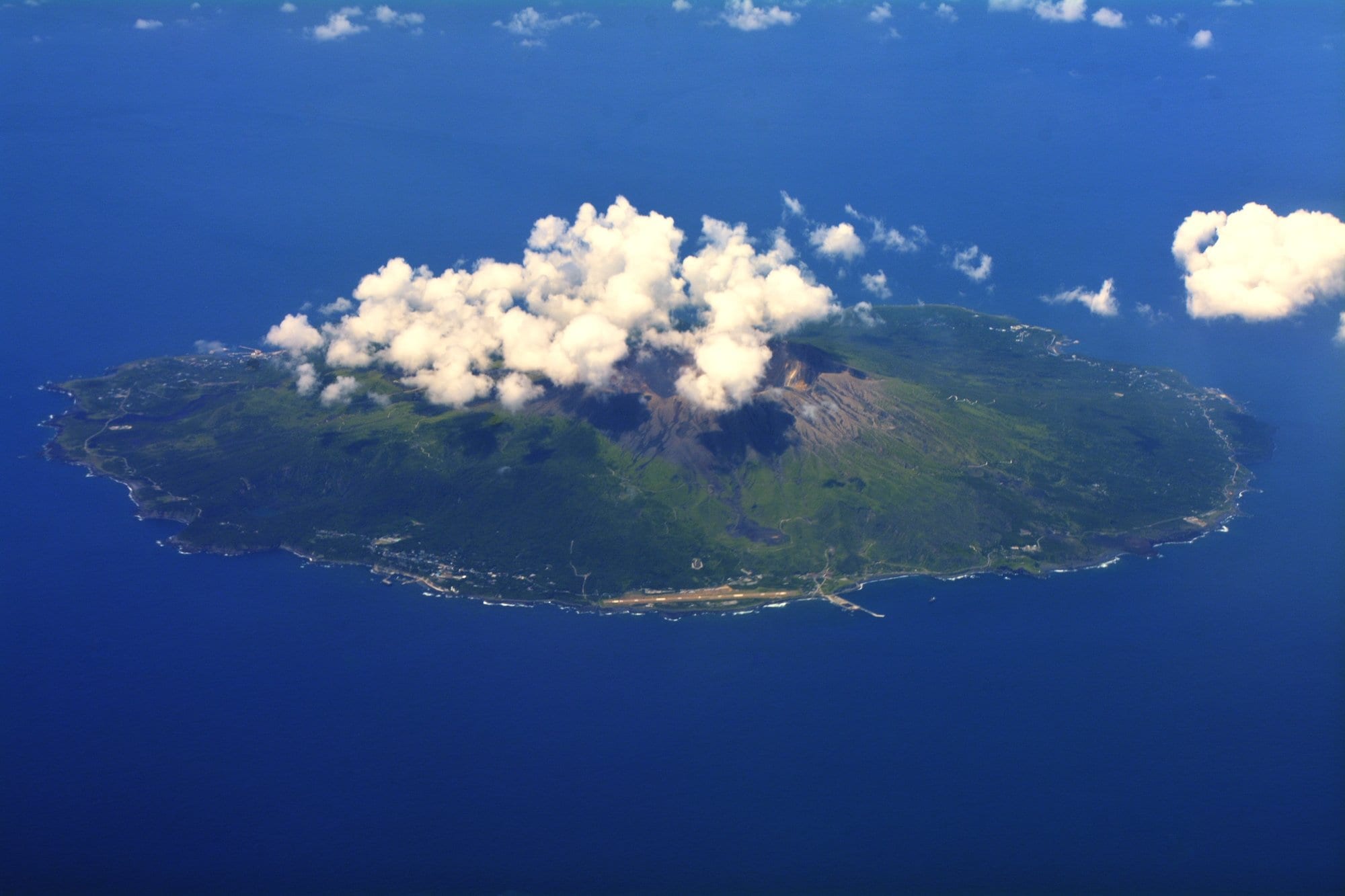 三宅島に火口周辺警報を発表…噴火警戒レベルが“火口周辺規制”の「レベル２」に引き上げ…