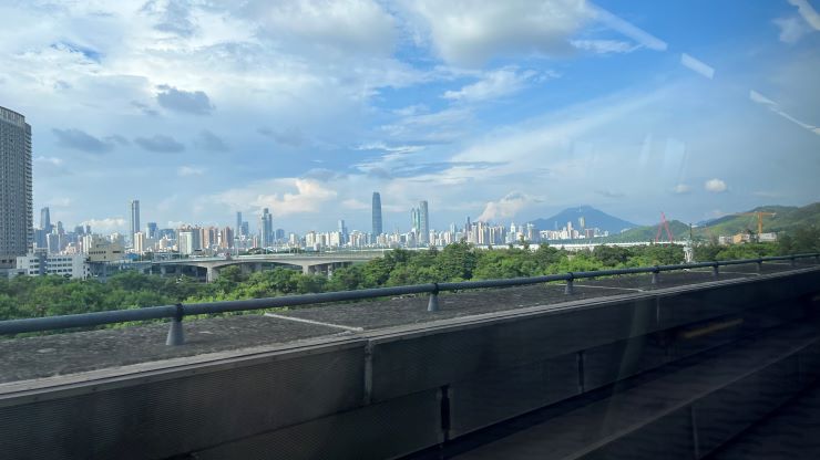 中国深圳宝安の河川で大量の紙幣が発見される