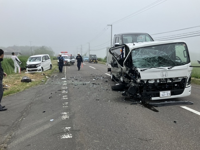 右折待ちの車に気付くのが遅れ対向車線にはみ出したか…積載車と軽乗用車が衝突_3人を病院搬送