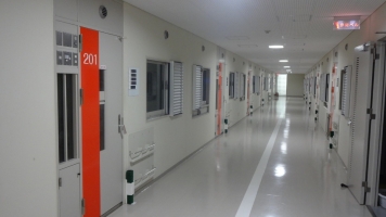 拘置所で同房者のちん◯んで遊んだ4人書類送検