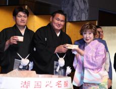 小林幸子が横綱豊昇龍と昇進パーティーで「もしかしてパート２」デュエット「歌の中では恋人よ」