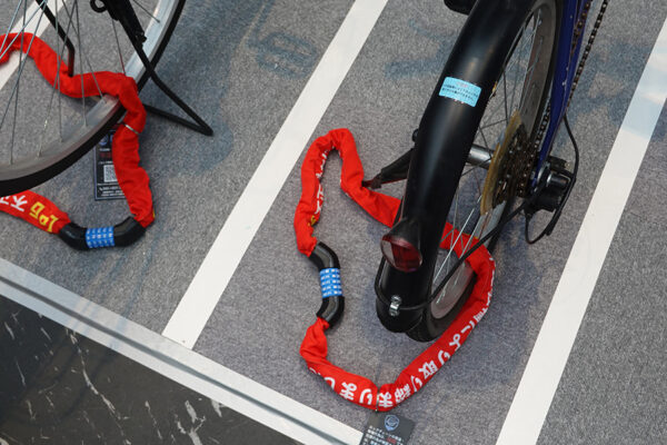放置自転車は「勝手にロックしちゃう」 まさに実力行使のサービスがアピール強化、クルマも対象に