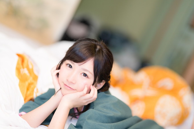 泊まりに来た女性2人のうち20代女性に就寝中胸を触る、起きた後にキス・直接胸を揉む
