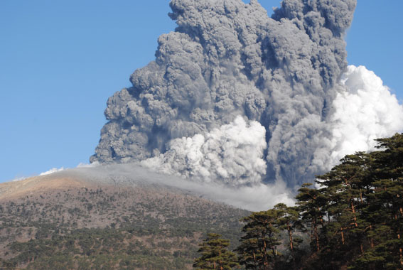 【🌋】新燃岳の噴煙が7年ぶりに5000メートルに　噴火警戒レベル3「入山規制」継続