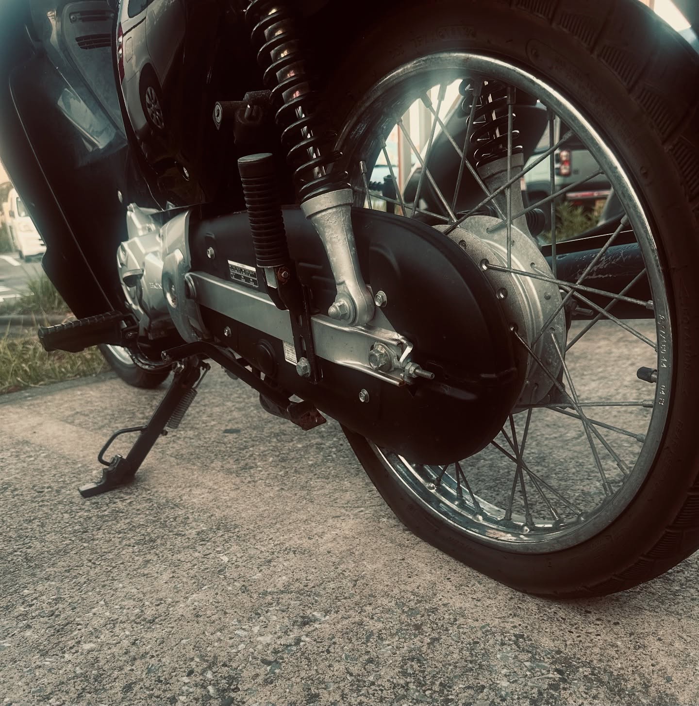 俳優の中野英雄、愛車のバイクで「三浦まで来たらパンクした…この一年で3回目」「横須賀の道は釘だらけだ」と嘆く