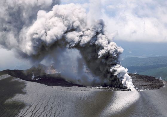 地震1000回…九州の火山から噴煙5000メートル…韓国では旅行客が安全問い合わせ