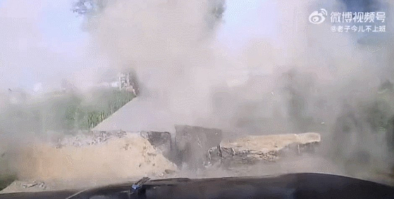 【チャイナ】 爆弾になった４０度の猛暑…走行中の車の前で道路爆発事故