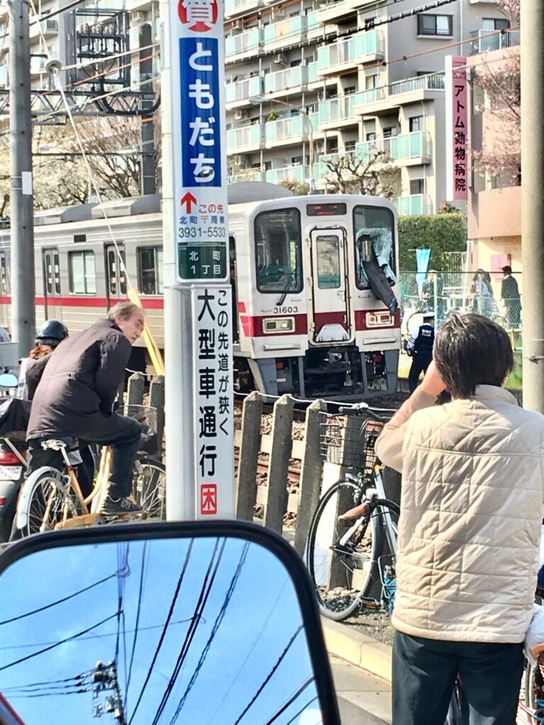 人間魚雷が電車に突っ込む。窓ガラス突き破り運転手含む6人怪我。大森町駅