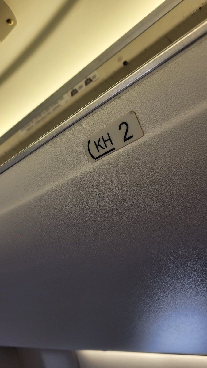 キンコン西野、飛行機の座席表記に「CAさん一生アナウンスし続けているんだろうな」「素人デザイナーによる自己満デザインは罪が重い」
